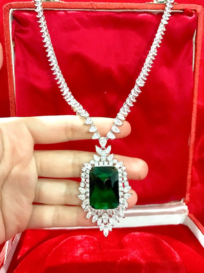 Royal Elegance, Green Emerald and Diamond Jewelry Set, Inspired by Queen, Luxury Jewelry Set, Emerald Necklace, Emerald Earrings, Diamonds